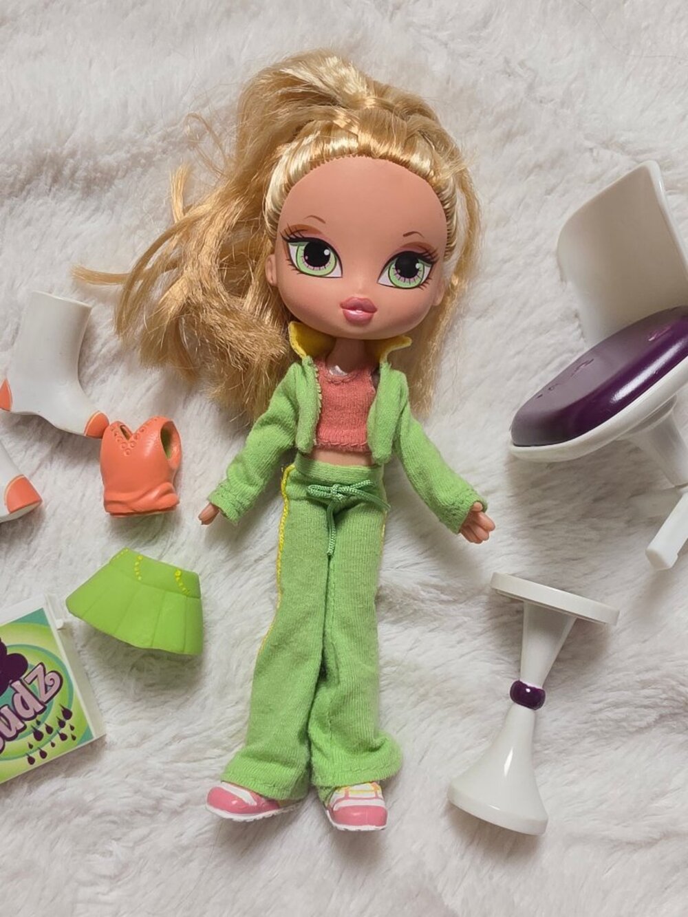 Bratz Kidz Cloe Doll Super Secret Lipgloss Laundromat Tracksuit Accessories 2006